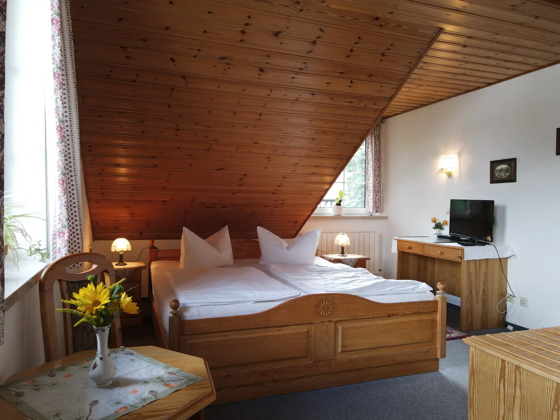 Helles Doppelzimmer mit Holzmöbeln