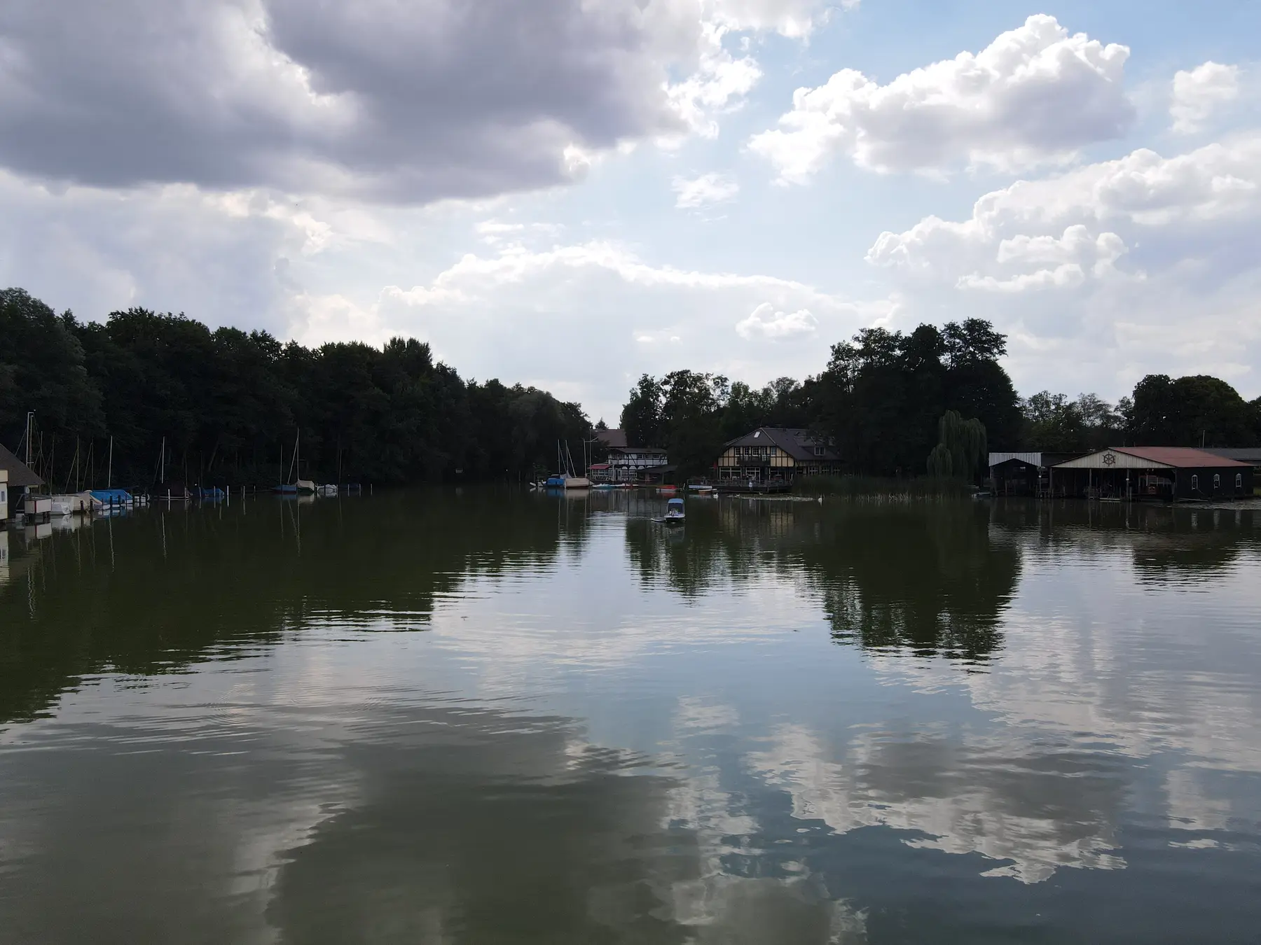 Ruhige Wasserfläche des Klempowsees unter bewölktem Himmel