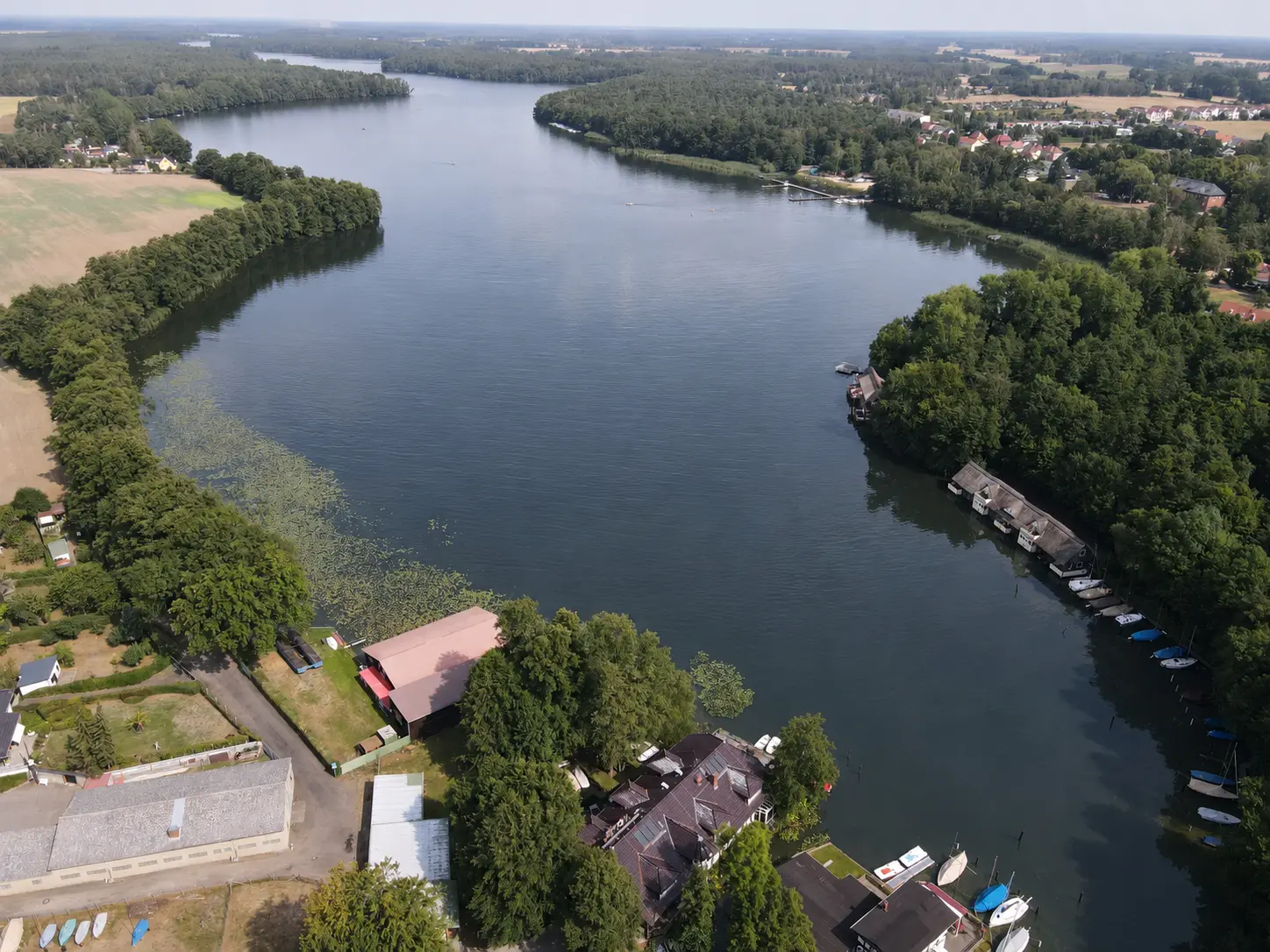 Weite Luftaufnahme des Klempowsees