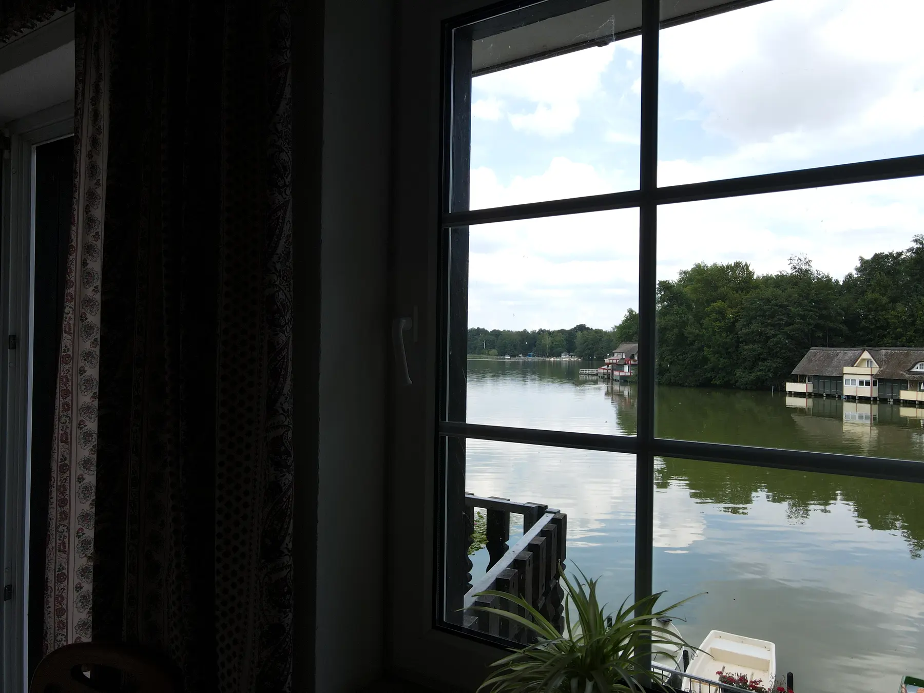 Blick durch das Zimmerfenster auf den Klempowsee