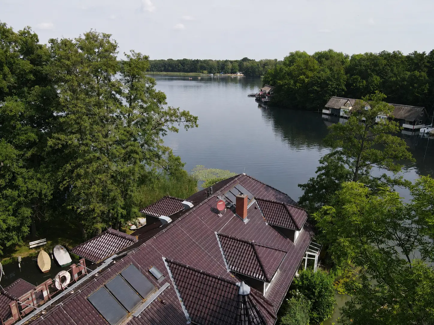 See-Idylle zwischen altem Baumbestand und Wasser