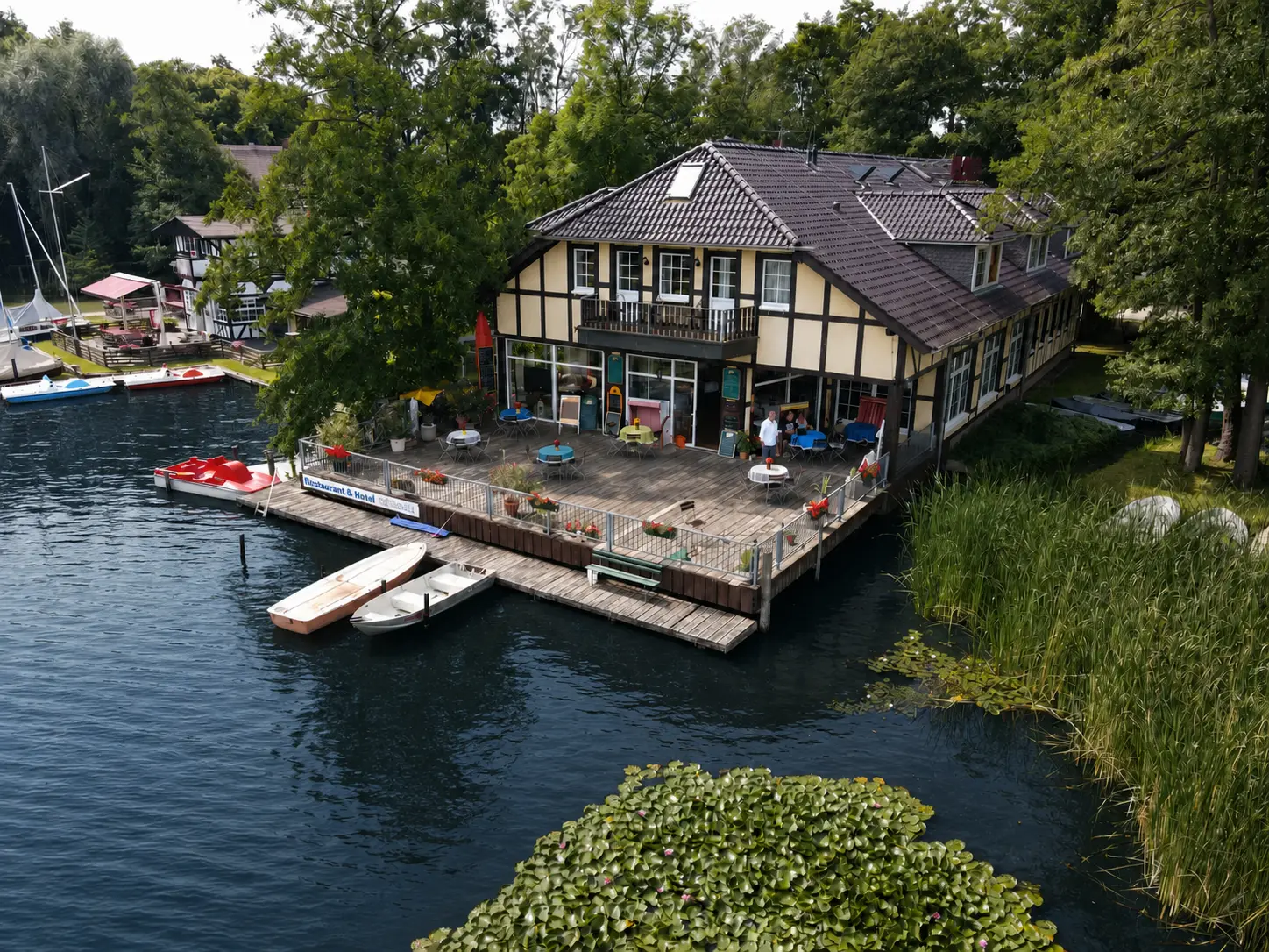Terrasse der See-Idylle mit Seerosen im Vordergrund