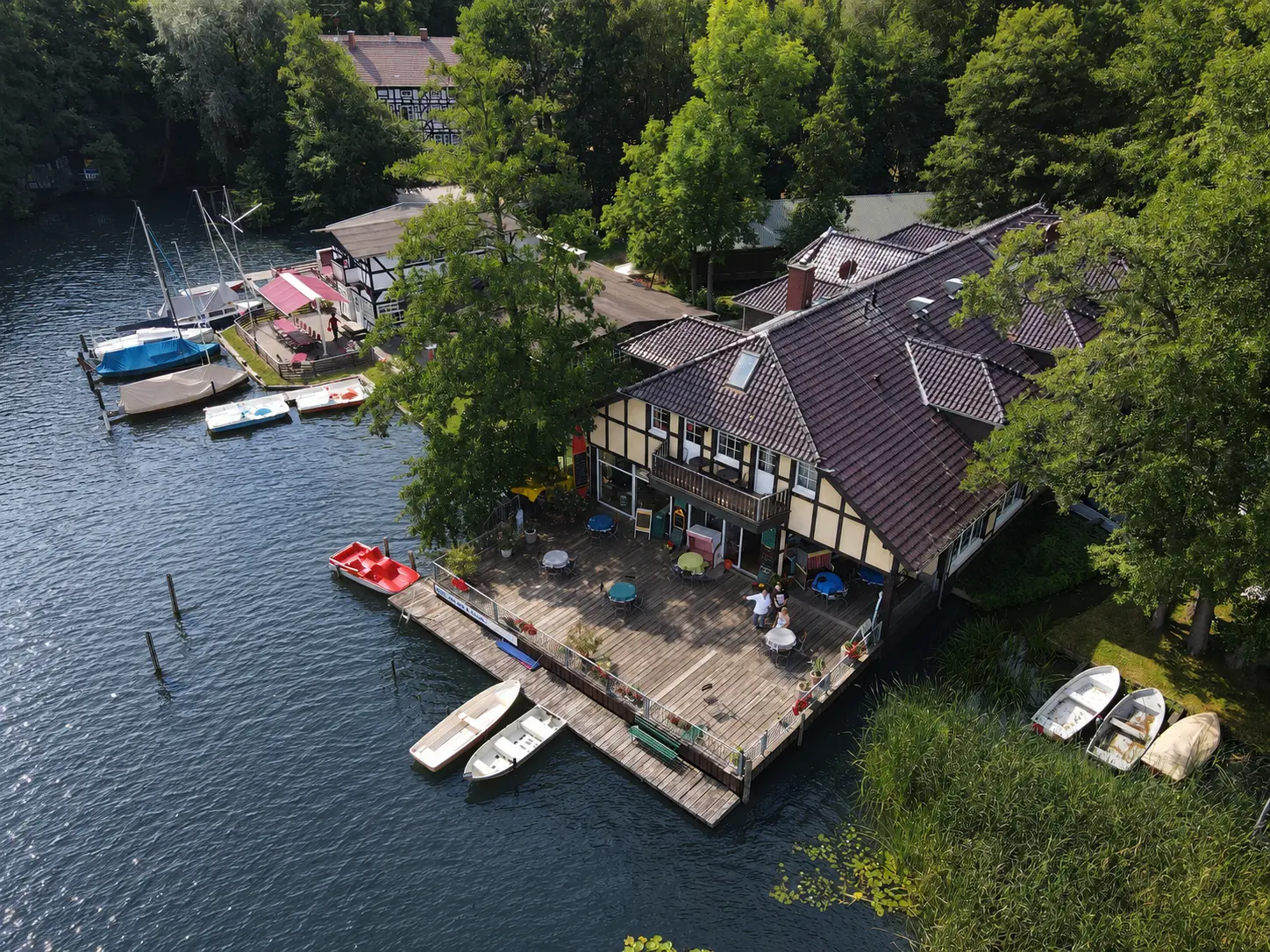 Luftaufnahme der See-Idylle mit Terrasse direkt am Klempowsee