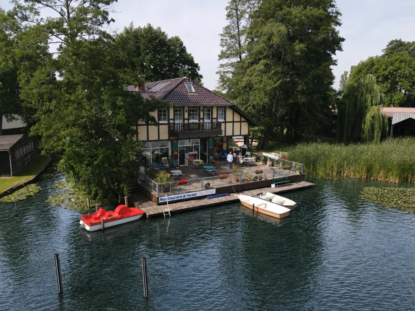Restaurant See-Idylle mit großer Terrasse direkt über dem Wasser